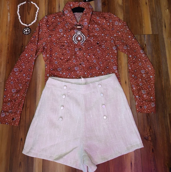 Women's Elegant Woven Double Breasted button shorts brand new in boutique - Picture 3 of 7